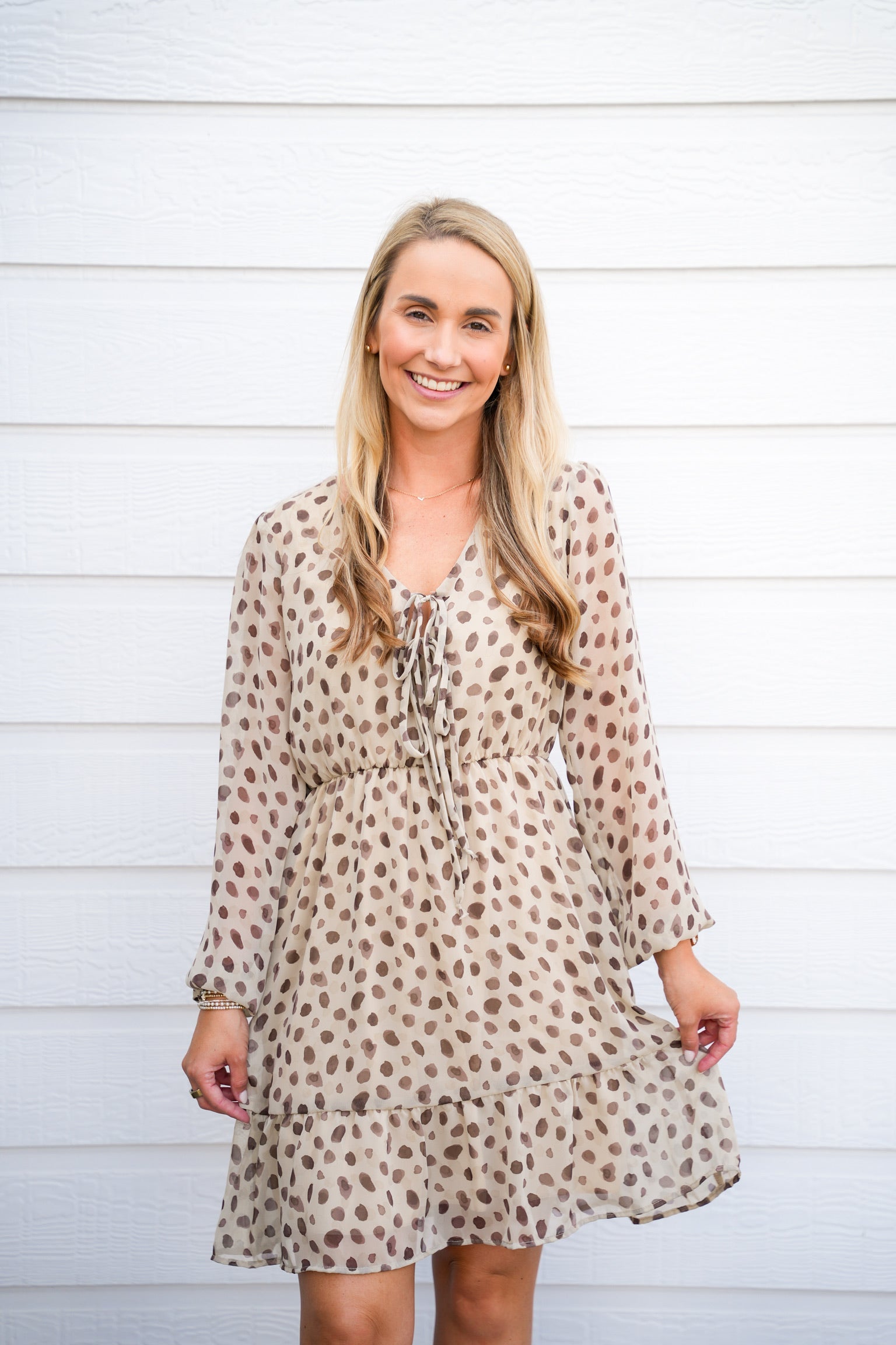 Vestido Corto Beige con Escote en V y Detalle de Lazo