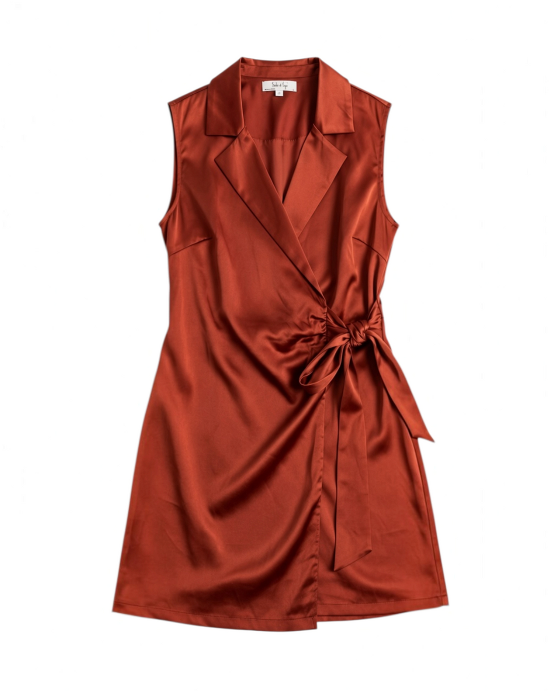 Top sin mangas Yanet Collective color óxido con diseño envolvente, cuello camisero y detalle de lazo en la cintura.
