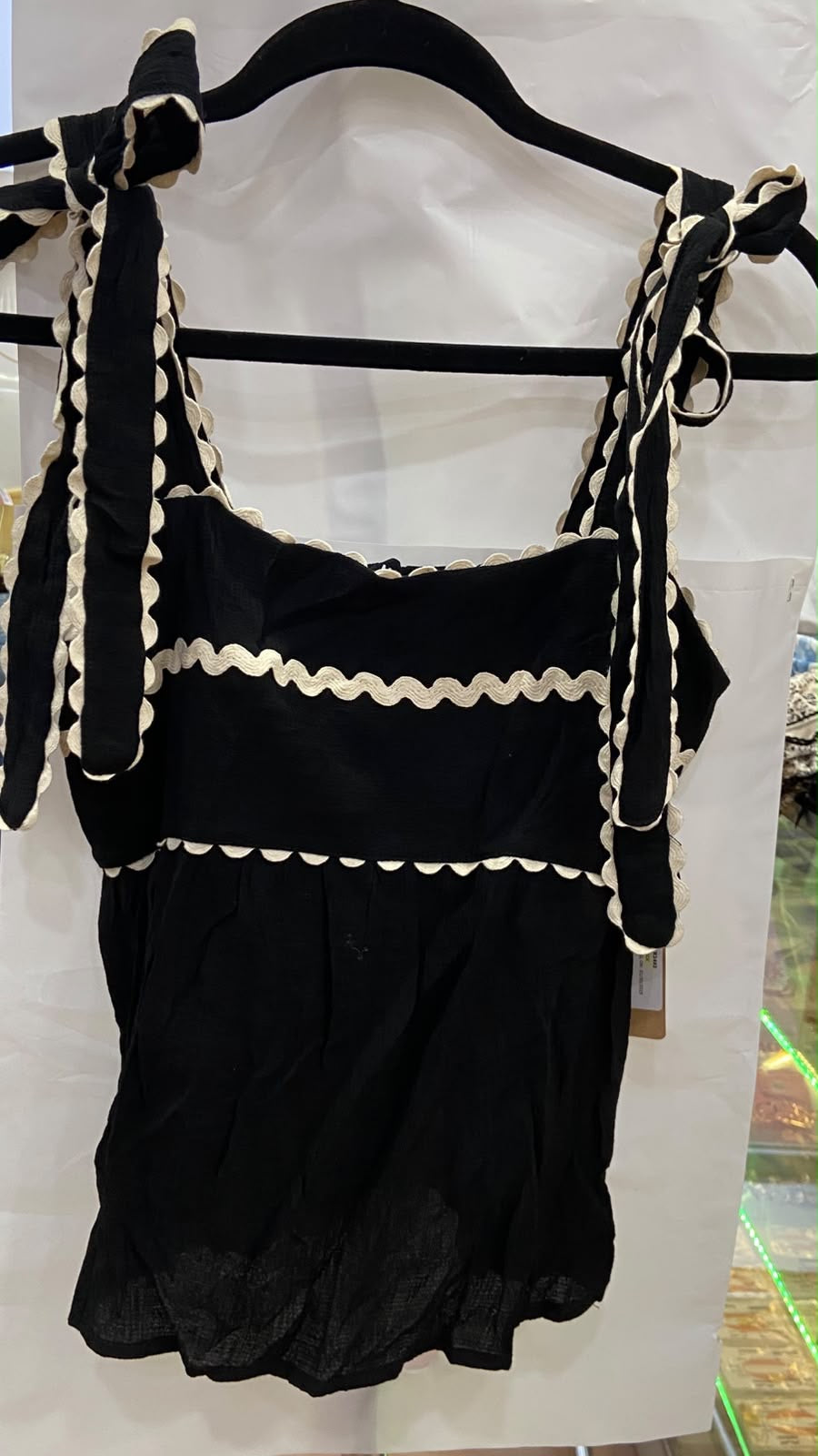 Blusa Negra de Tirantes con Detalle de Encaje Escalonado - Estilo Boutique