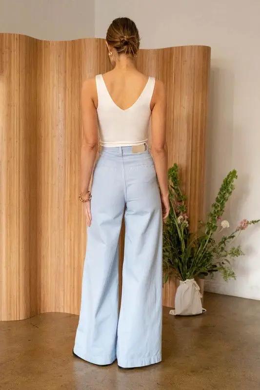 Top blanco de tirantes cuello V by Yanet Collection