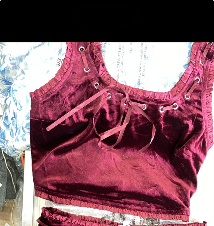 Top Corto de Terciopelo Burdeos con Detalle de Cordones - Estilo Boutique