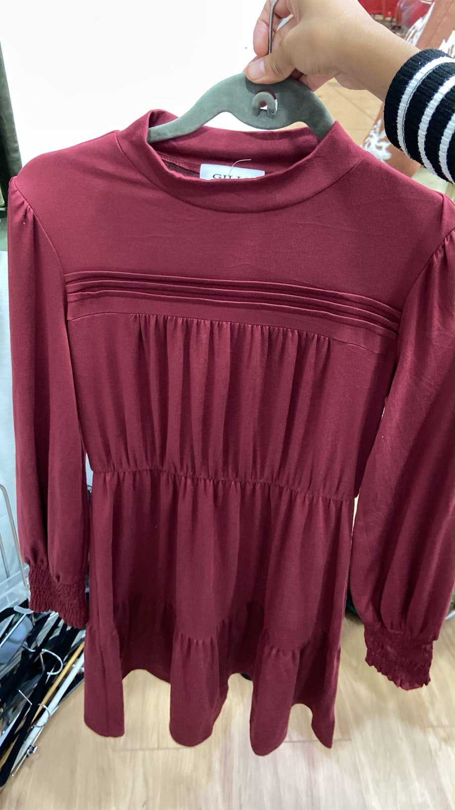 Vestido Largo Borgoña con Volantes y Detalle de Capas - Estilo Boutique