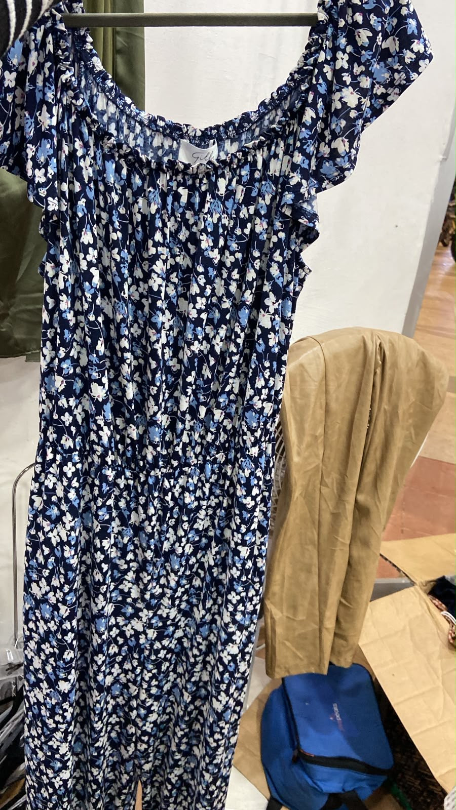 Jumpsuit Azul Marino con Flores y Mangas con Volantes - Estilo Boutique