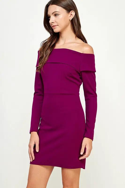 VESTIDO CORTO MORADO VINO HOMBRO CAIDO MANGA LARGA by Yanet Collection