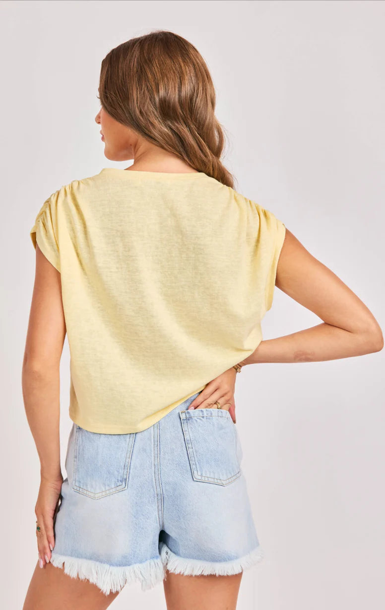 Blusa Crema de Corte Relajado con Mangas Fruncidas - Estilo Boutique