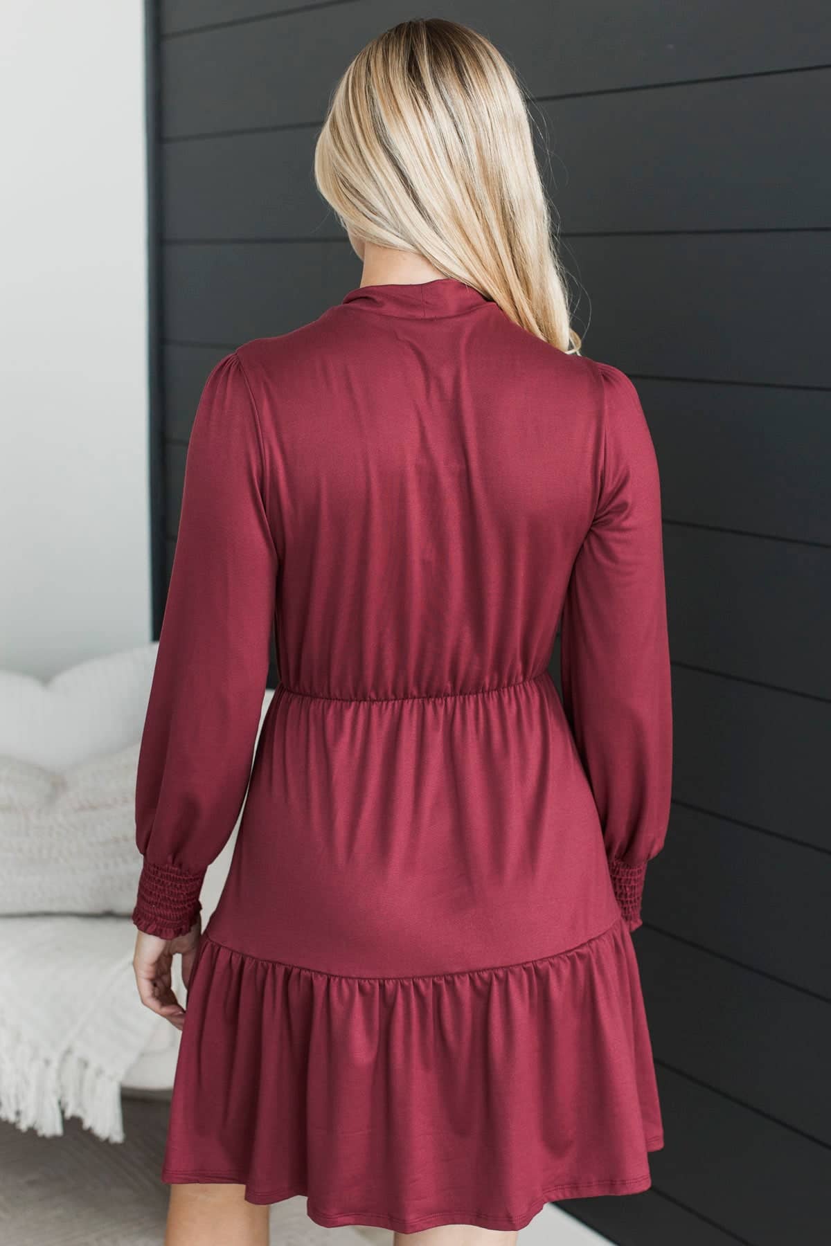 Vestido Largo Borgoña con Volantes y Detalle de Capas - Estilo Boutique