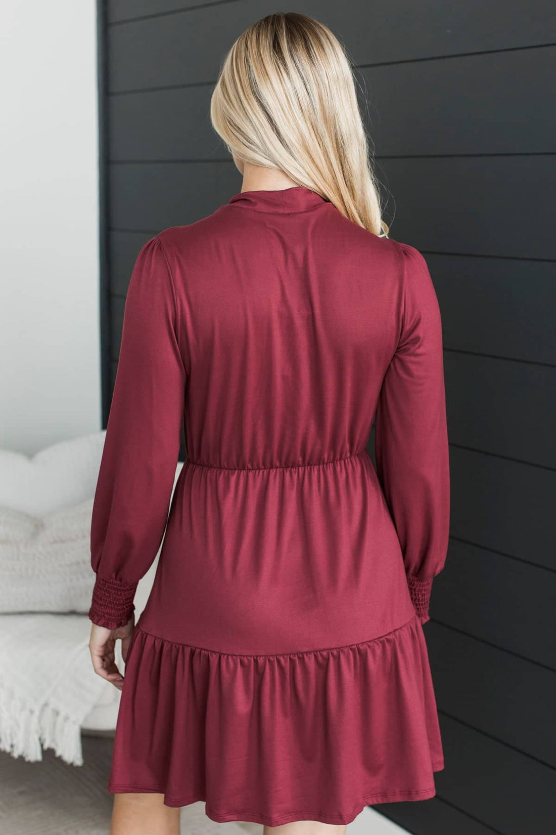 Vestido Largo Borgoña con Volantes y Detalle de Capas - Estilo Boutique