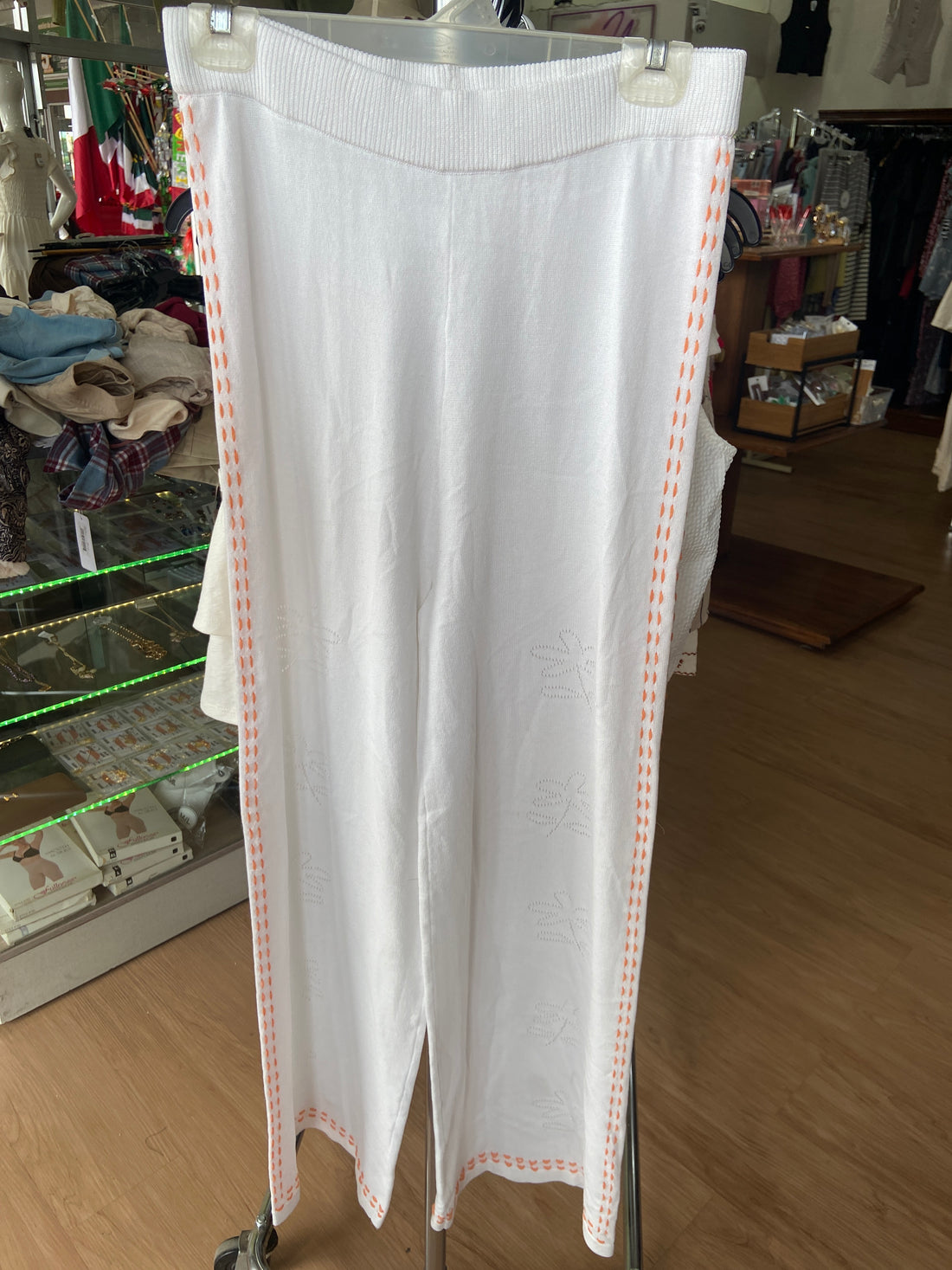 Pantalón blanco con costuras naranjas