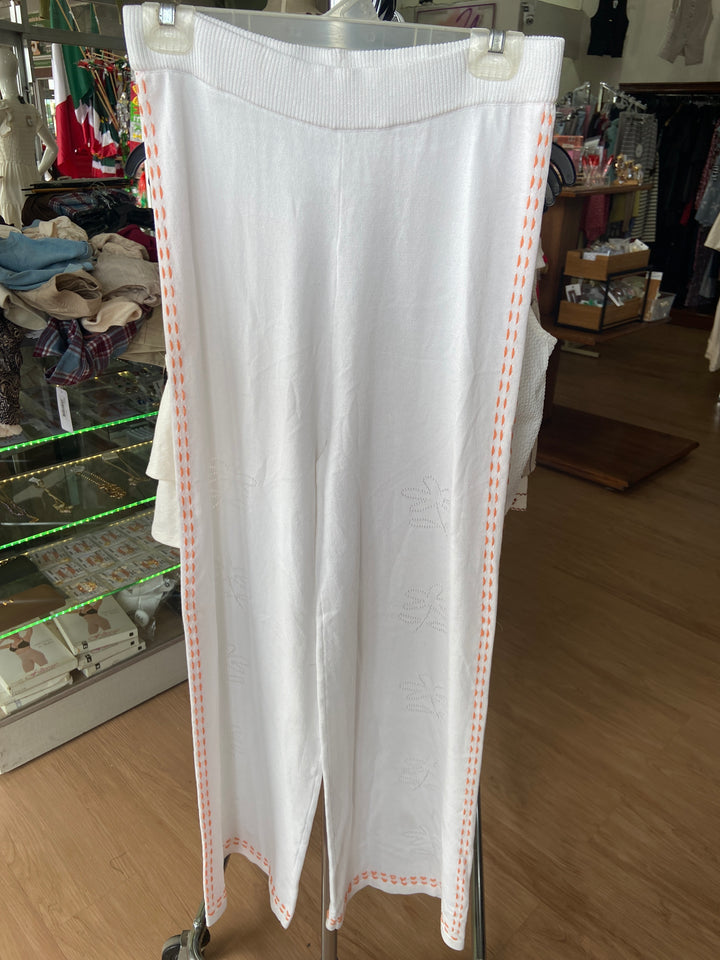 Pantalón blanco con costuras naranjas