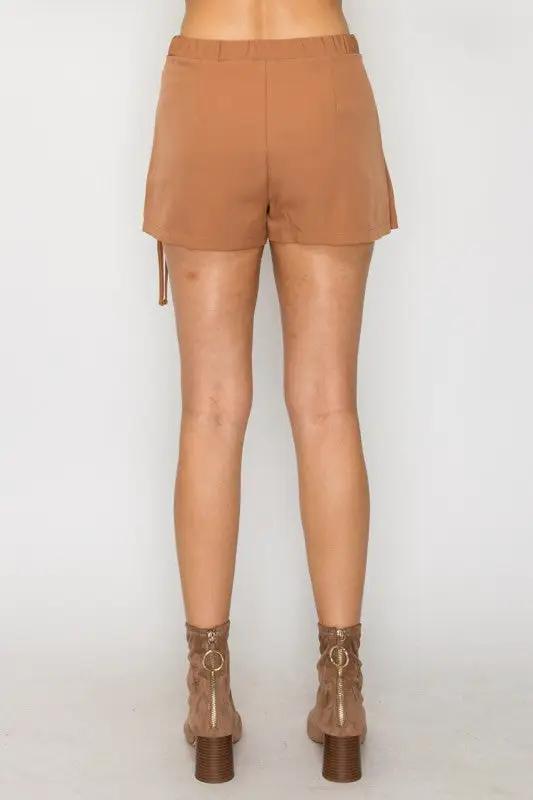 Short/Skort Cafe Estilo Wrap con Pliegues y Cinturón – Cintura Alta, A-line by Yanet Collective