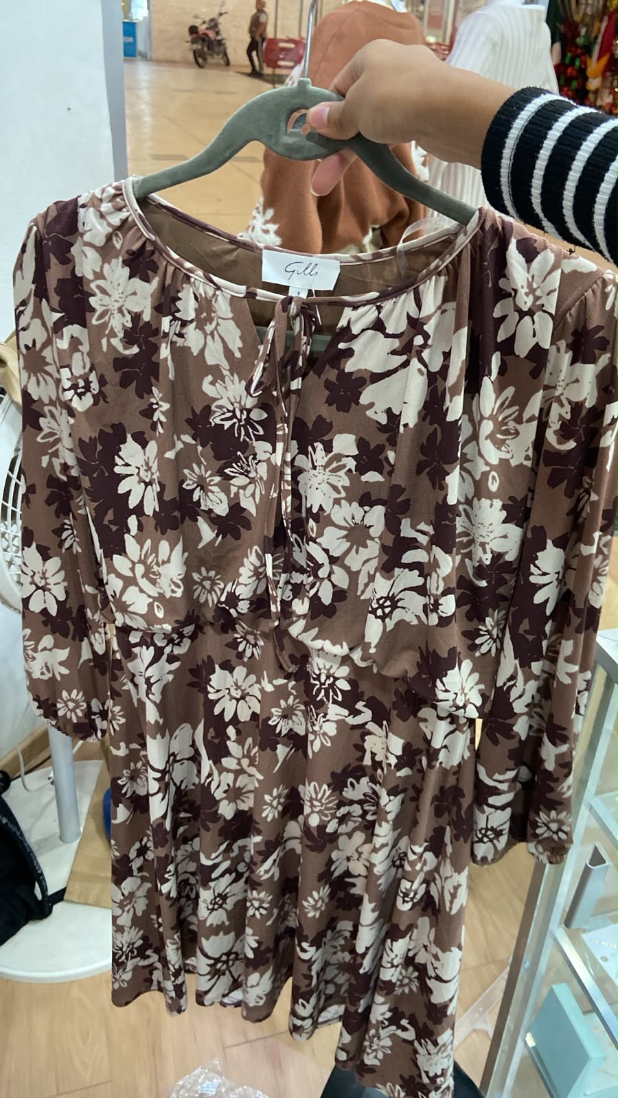 Vestido Corto Café manga larga flores beige
