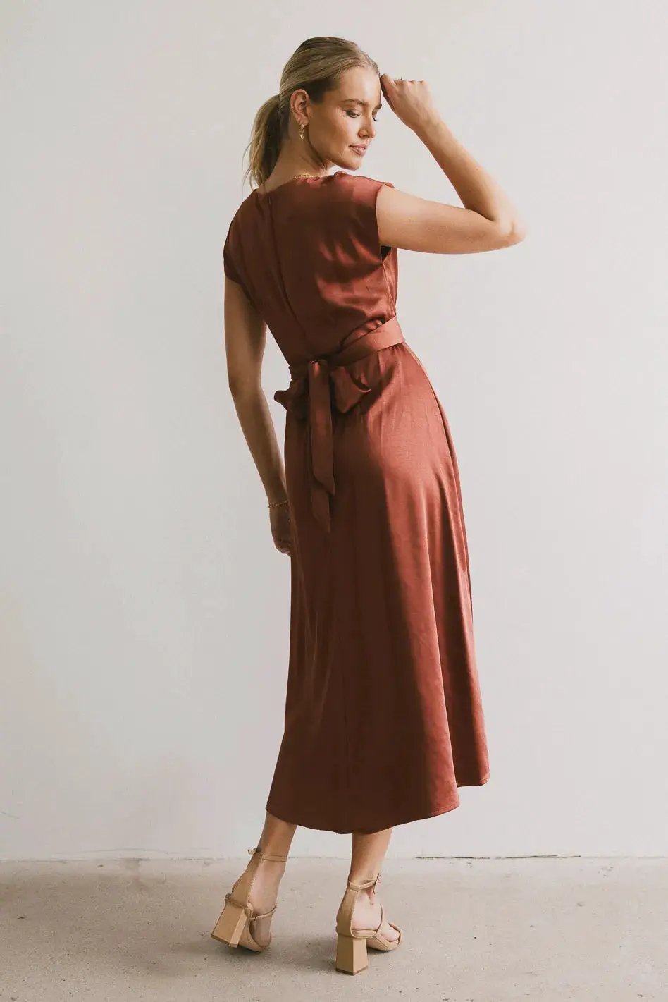 Vestido Terracota Midi Satin by Yanet Collective