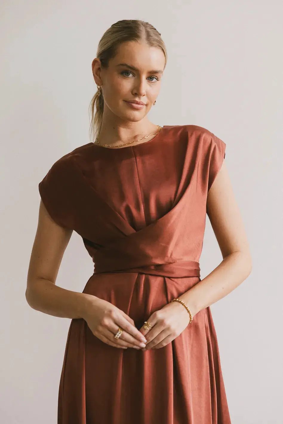 Vestido Terracota Midi Satin by Yanet Collective