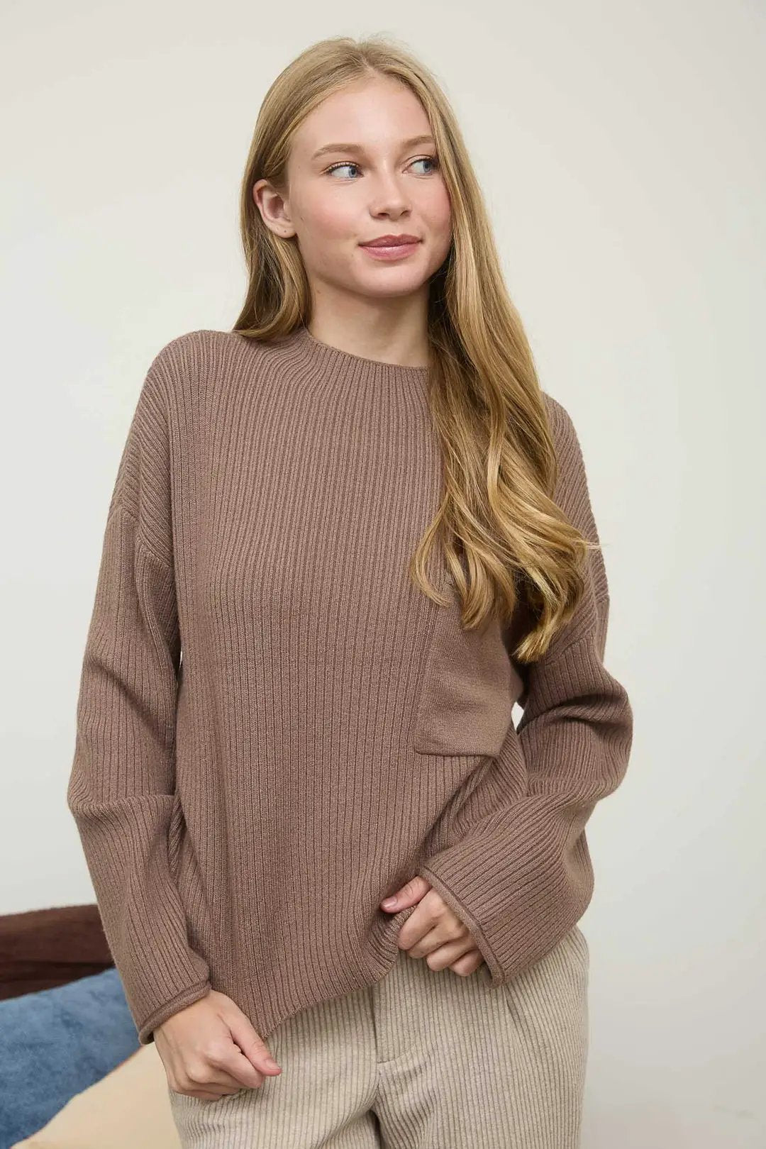 Suéter Tejido con Bolsillo y Cuello Mock Cafe by Yanet Collective