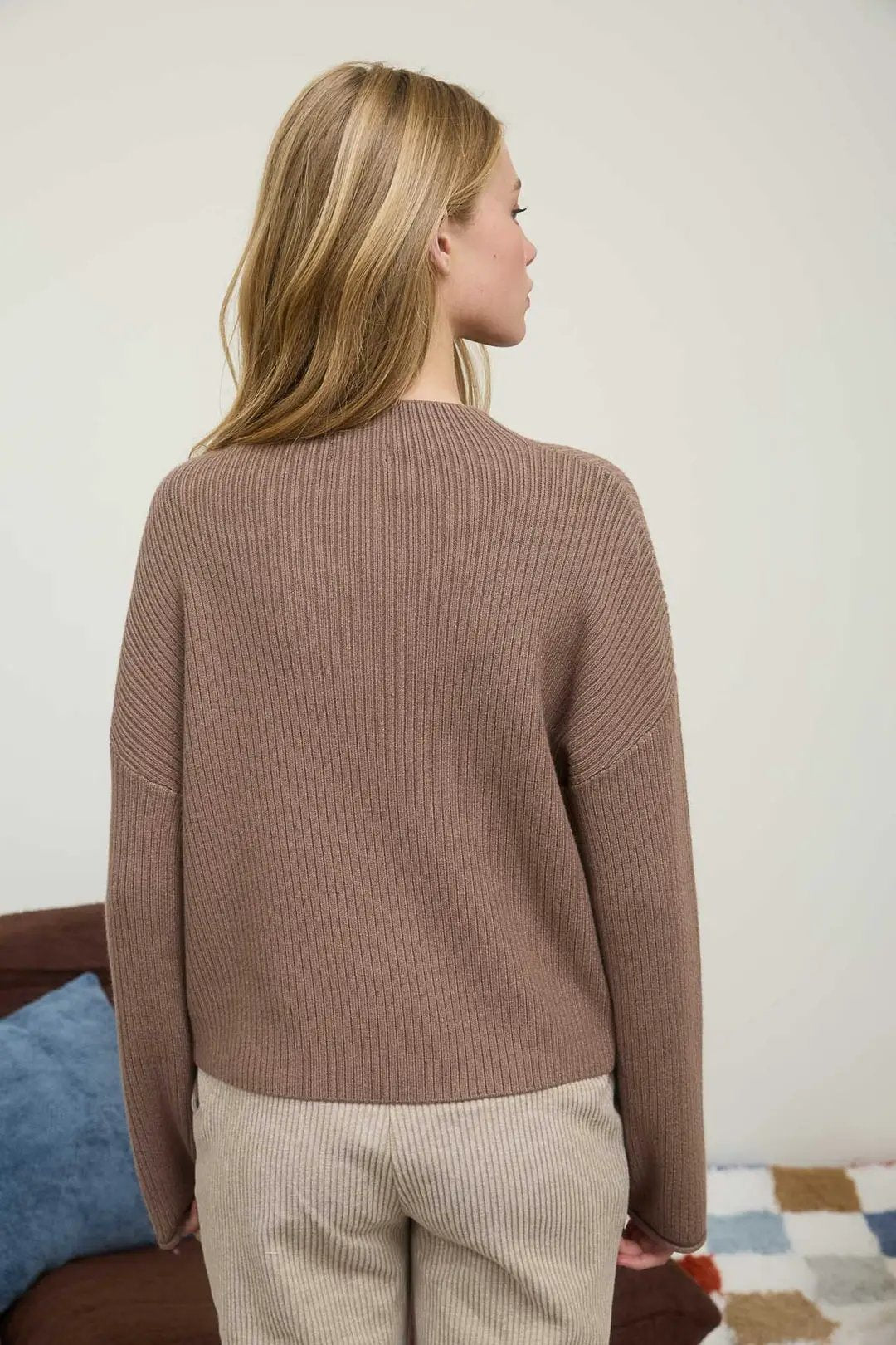 Suéter Tejido con Bolsillo y Cuello Mock Cafe by Yanet Collective