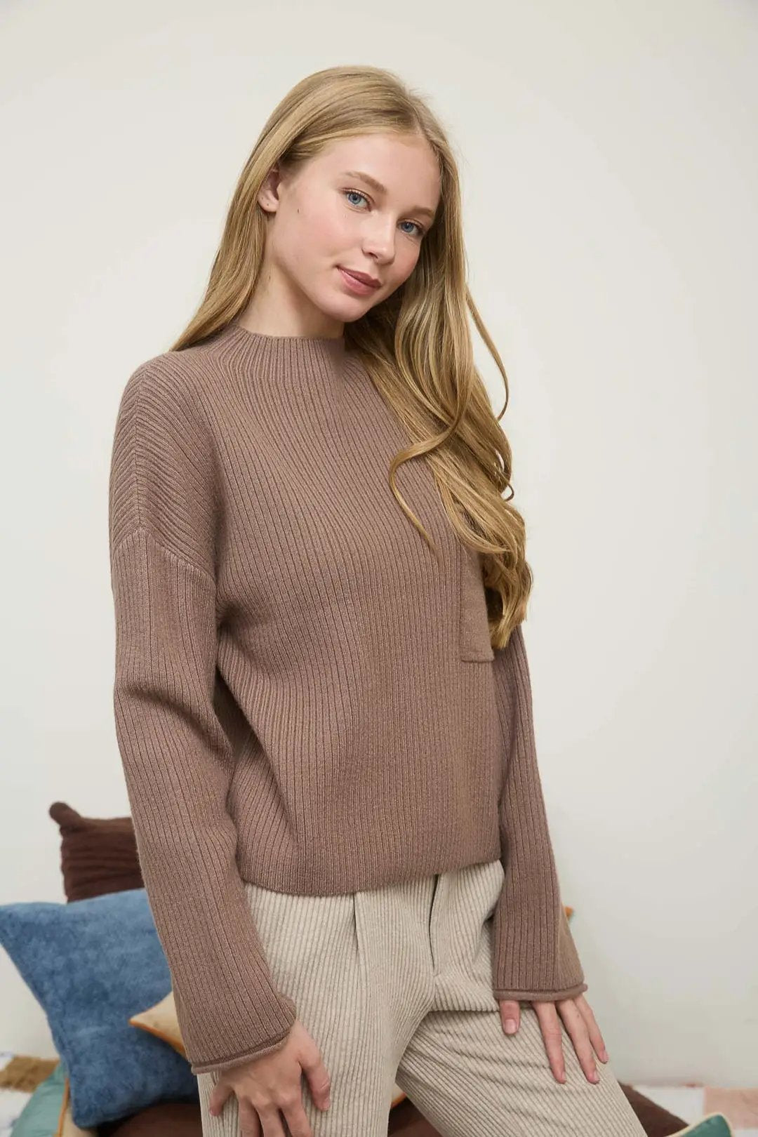 Suéter Tejido con Bolsillo y Cuello Mock Cafe by Yanet Collective