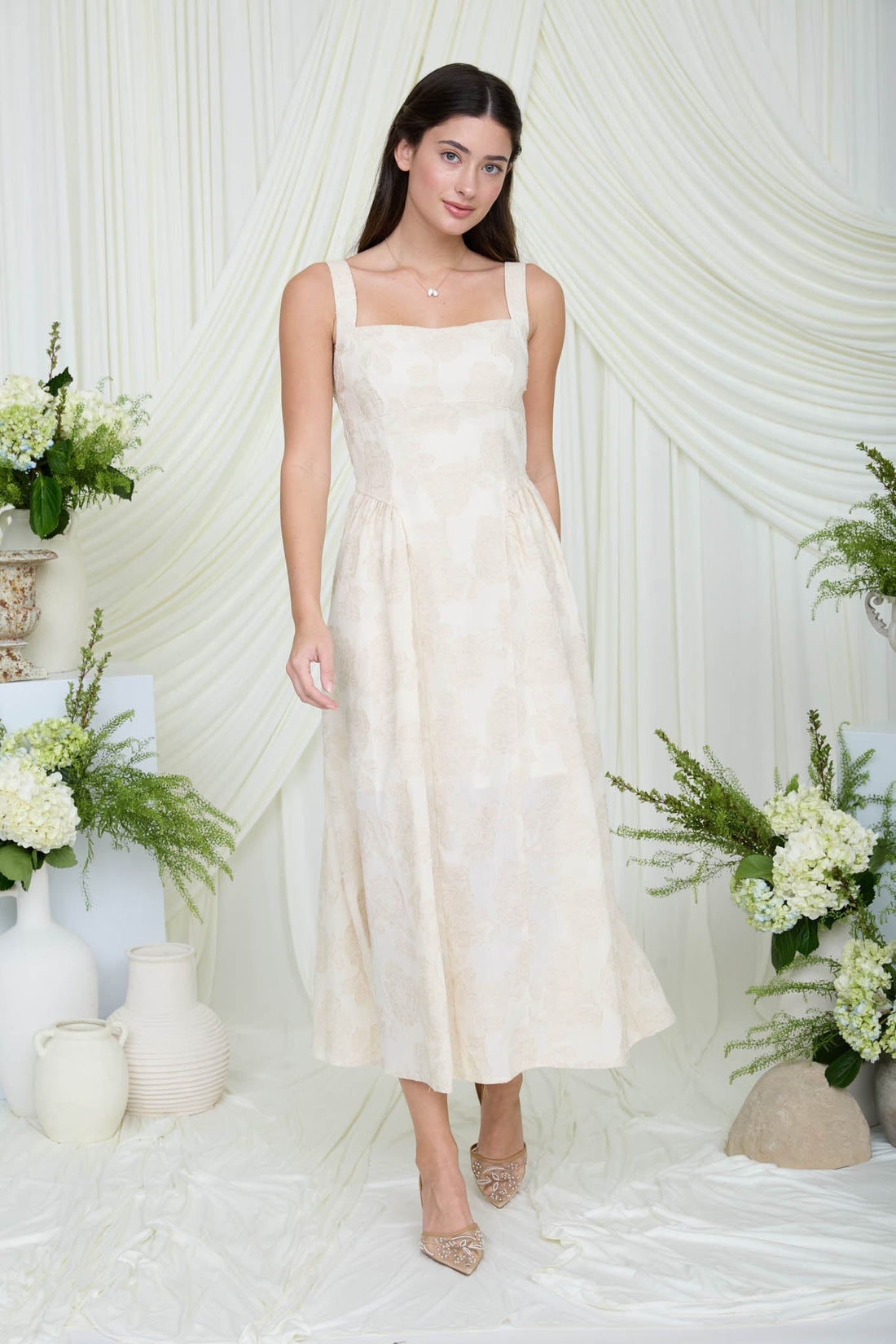 Vestido Midi Floral Jacquard: Elegancia Boutique para Eventos de Verano