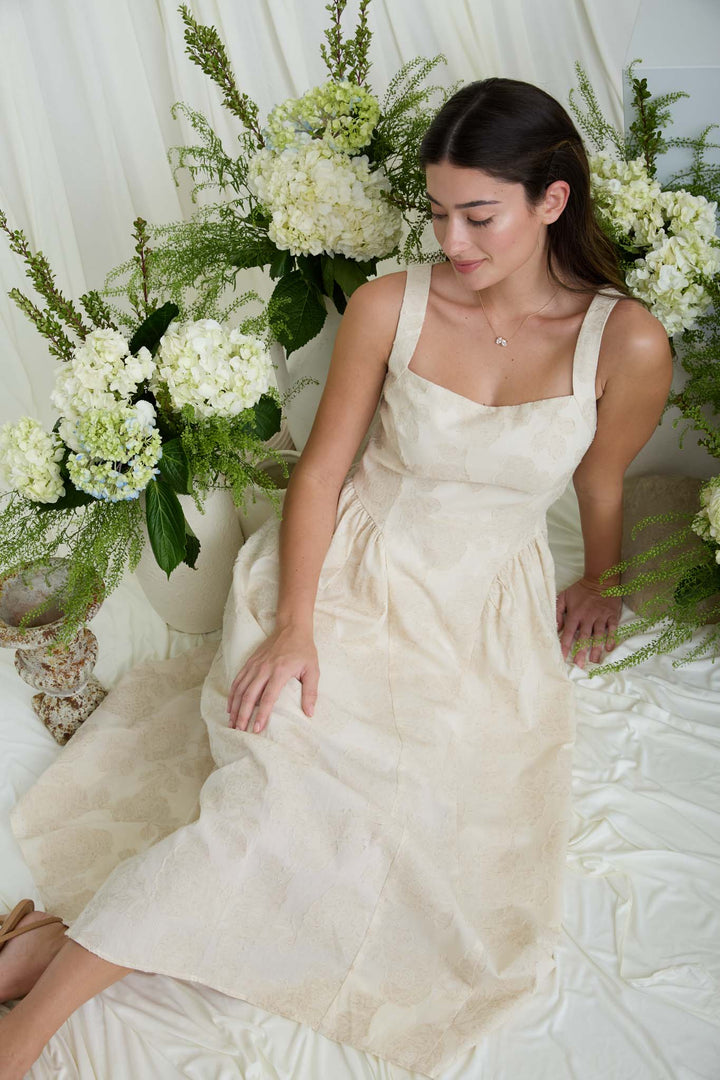 Vestido Midi Floral Jacquard: Elegancia Boutique para Eventos de Verano