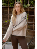 Suéter beige con costuras contrastantes – estilo cozy