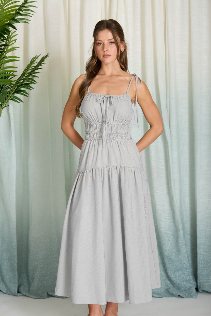 Vestido Midi de Tirantes con Estampado de Rayas y Cintura Smock - Estilo Boutique Veraniego