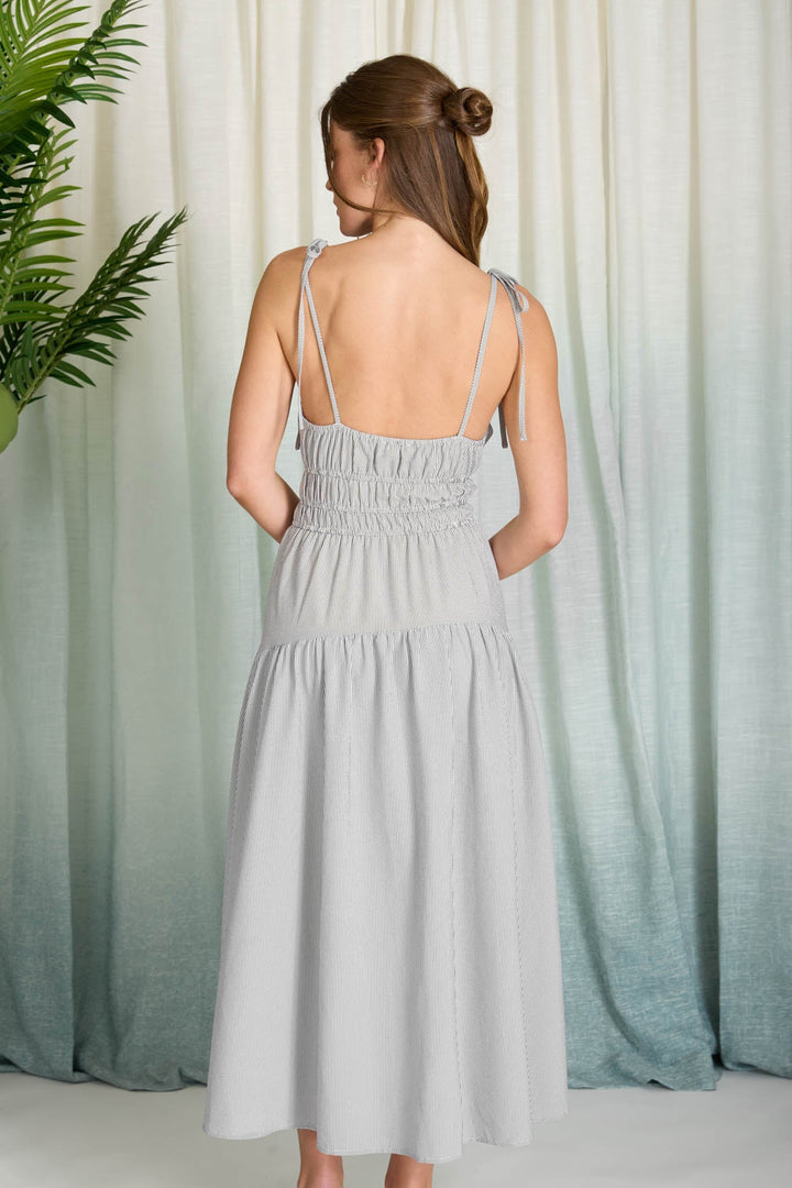 Vestido Midi de Tirantes con Estampado de Rayas y Cintura Smock - Estilo Boutique Veraniego
