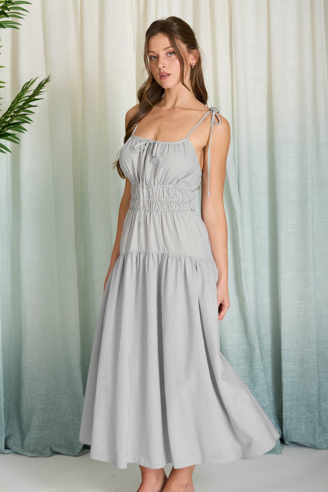 Vestido Midi de Tirantes con Estampado de Rayas y Cintura Smock - Estilo Boutique Veraniego