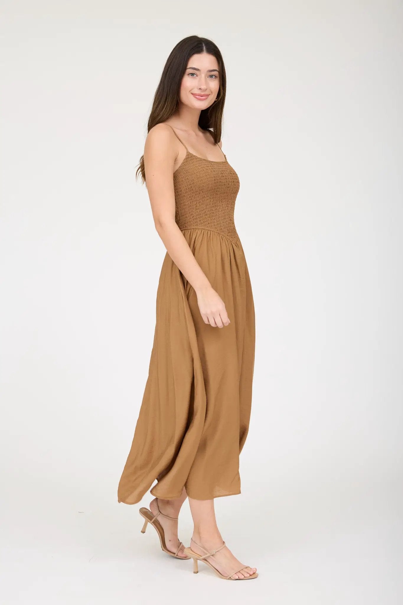 PRE-ORDEN Vestido Midi con Tirantes Finos y Cintura Basque Fruncida (Pre-orden) by shopblupepper