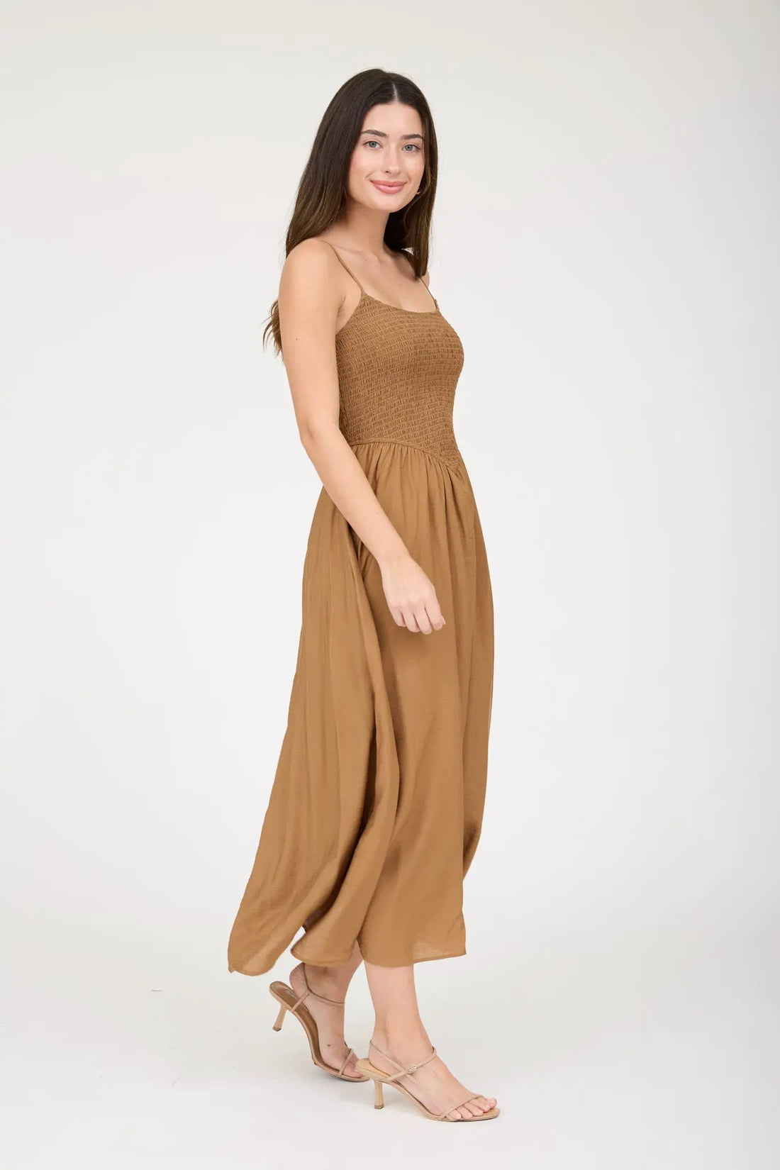 PRE-ORDEN Vestido Midi con Tirantes Finos y Cintura Basque Fruncida (Pre-orden) by shopblupepper