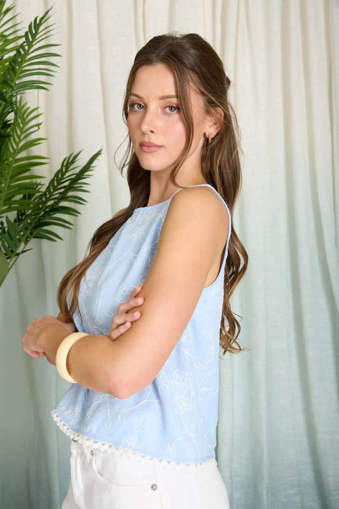 Blusa sin mangas con encaje y bordado floral by shopblupepper