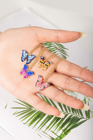 Collar con colgante de mariposa multicolor para pedir un deseo.