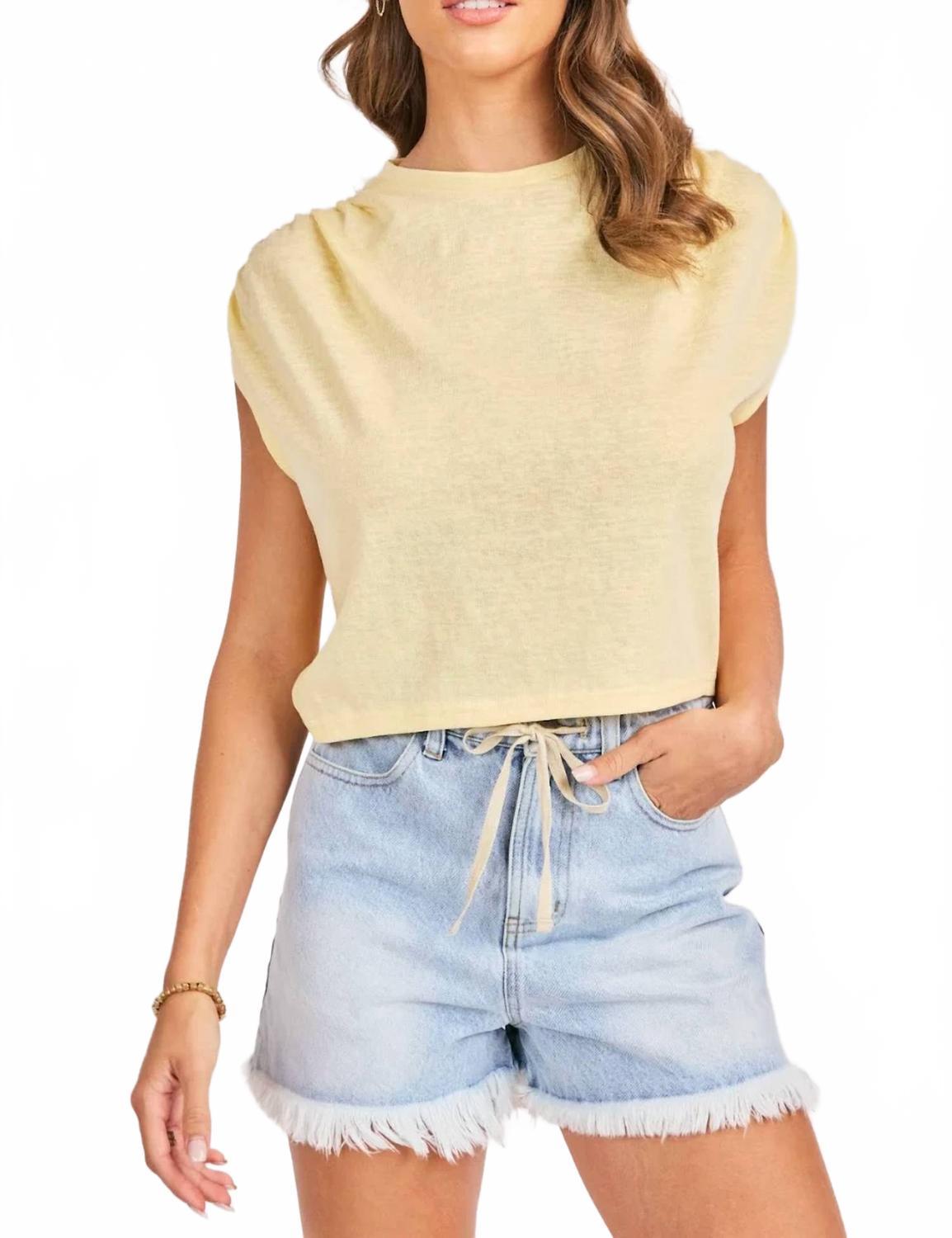 Blusa Crema de Corte Relajado con Mangas Fruncidas - Estilo Boutique