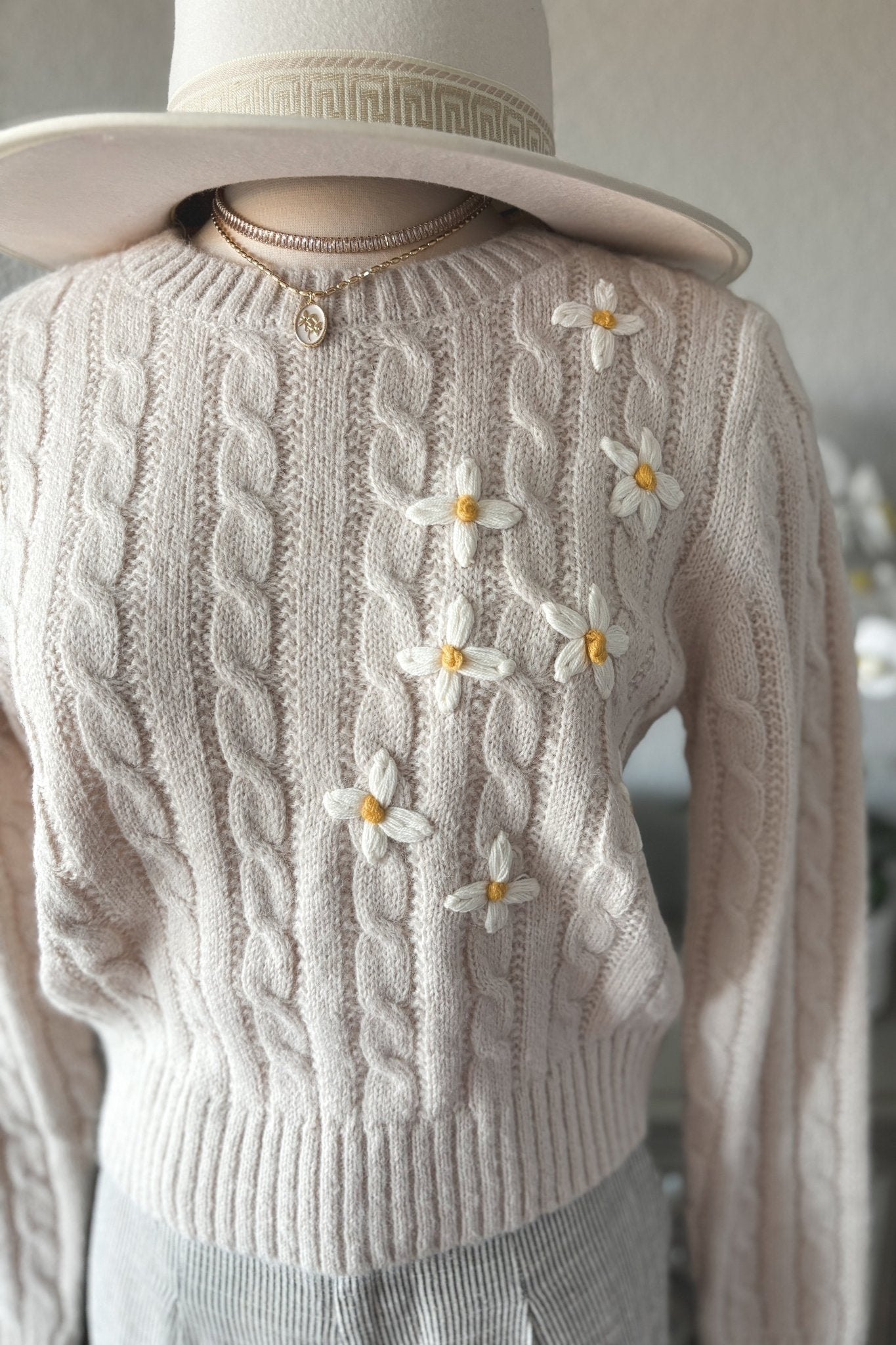Suéter Corto de Punto Crema con Detalles Florales - Estilo Boutique