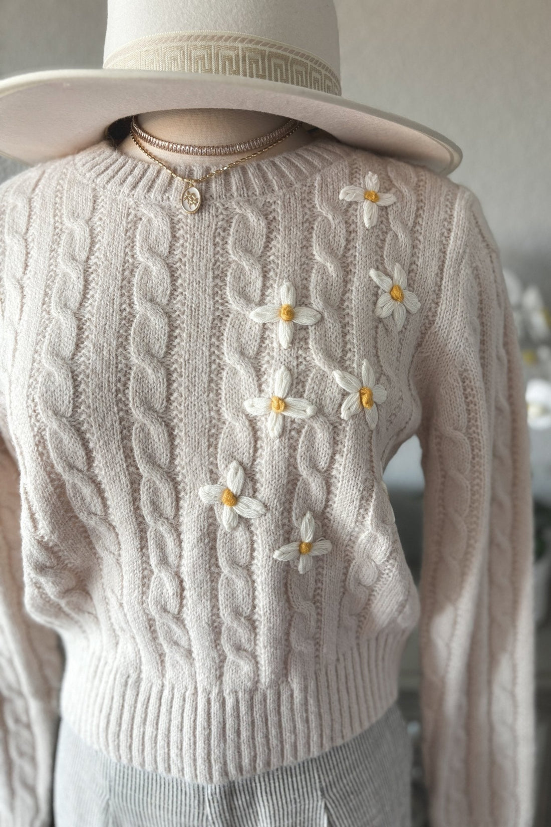 Suéter Corto de Punto Crema con Detalles Florales - Estilo Boutique