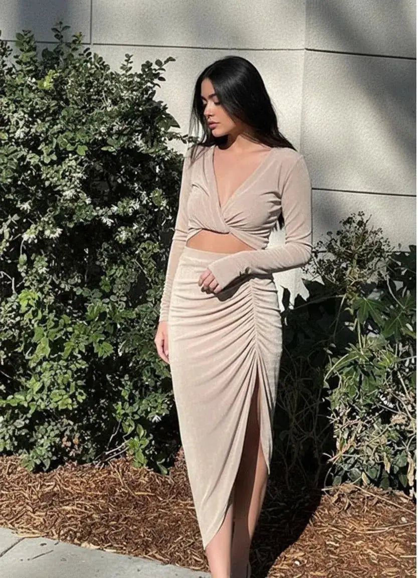 Vestidos set largo beige manga larga con abertura en estómago corrugado en falda by Yanet Collection