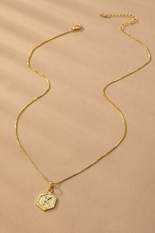 Collar con Dije de Inicial Hexagonal en Oro - Colección Boutique