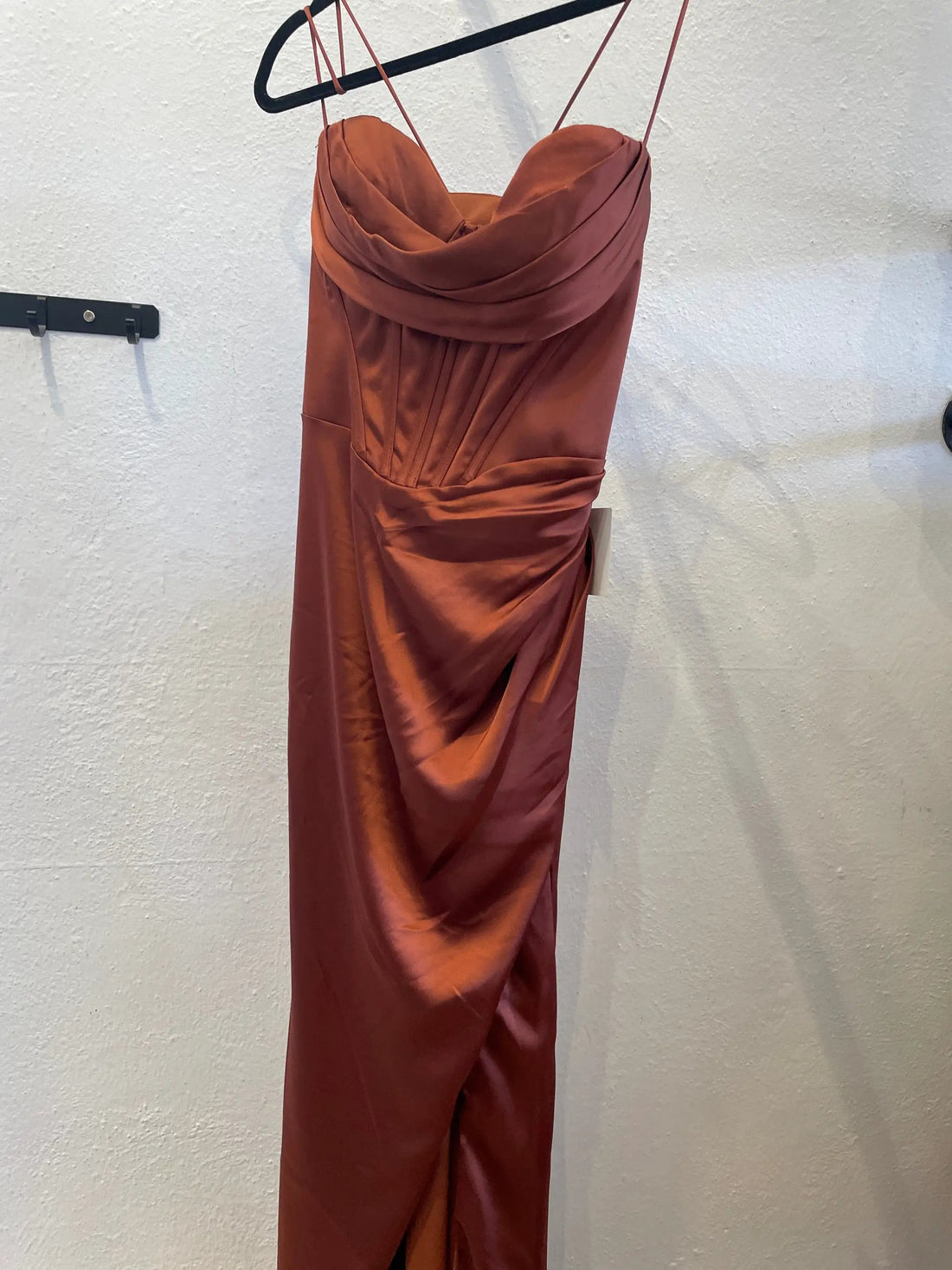 Vestido de Fiesta de Satén Plisado CORSAGE 7483 - Elegante Vestido de Noche para Mujer by La Divine