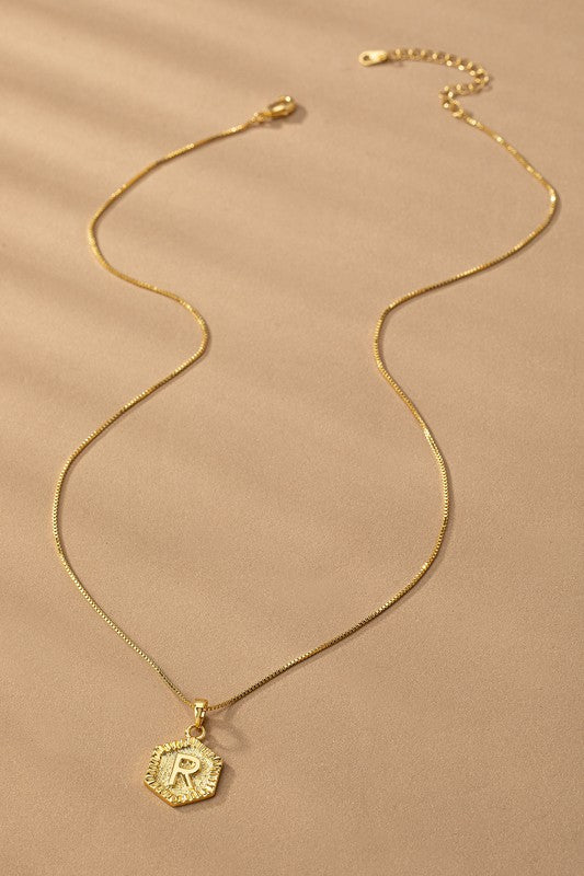 Collar con Dije de Inicial Hexagonal en Oro - Colección Boutique