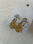 Aretes dorados aro con mariposas