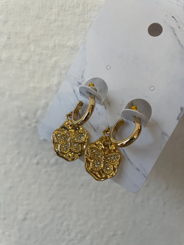 Aretes dorados aro con mariposas
