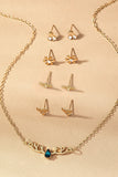 Conjunto de collar con dijes navide–os y 4 pares de tachuelas.
