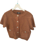 Suéter Top Botones Dorados Cafe Manga Corta