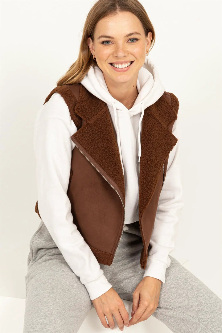 Chaleco Corto de Ante Sintético con Forro Teddy by Yanet Collection