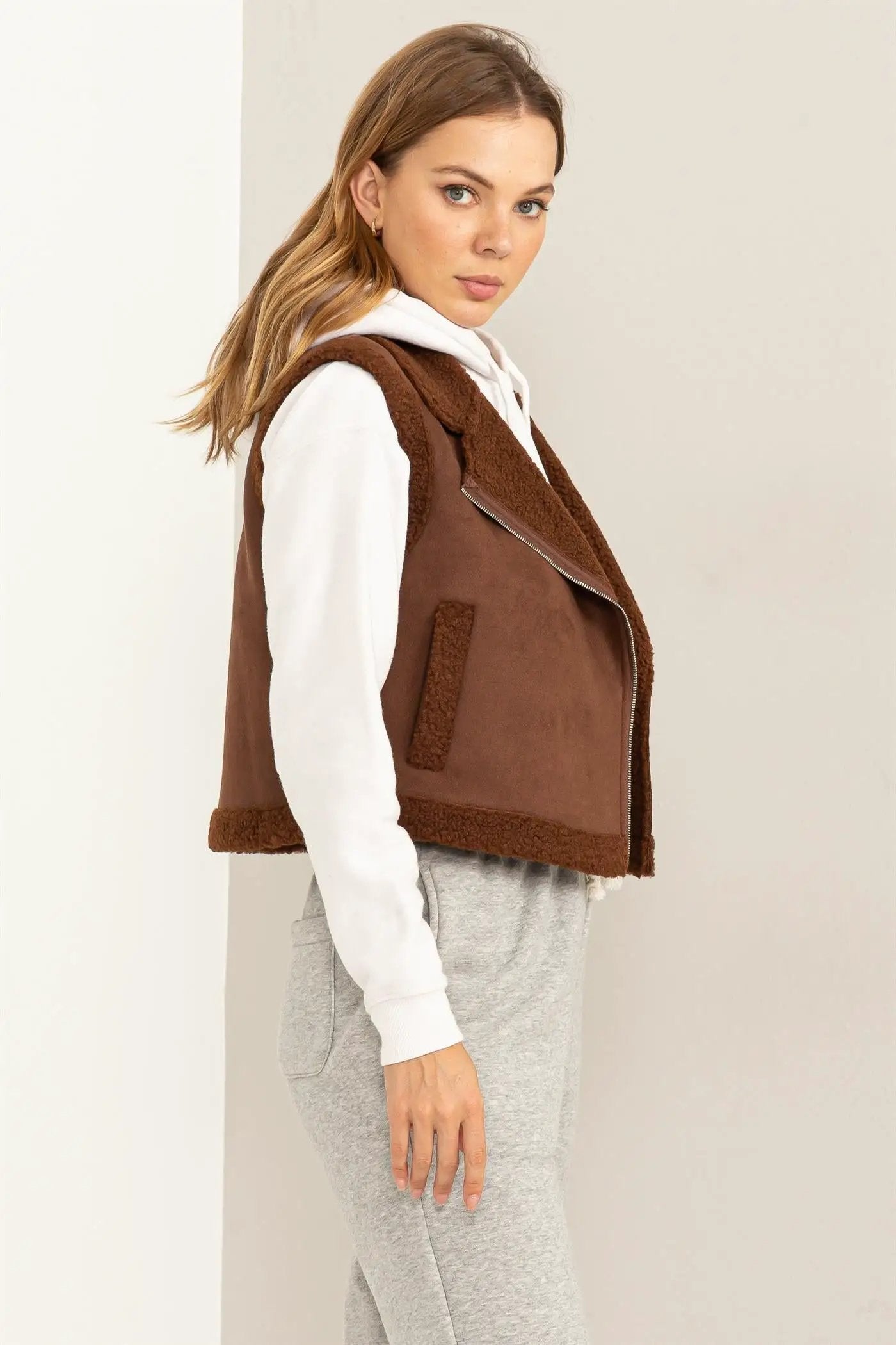 Chaleco Corto de Ante Sintético con Forro Teddy by Yanet Collection