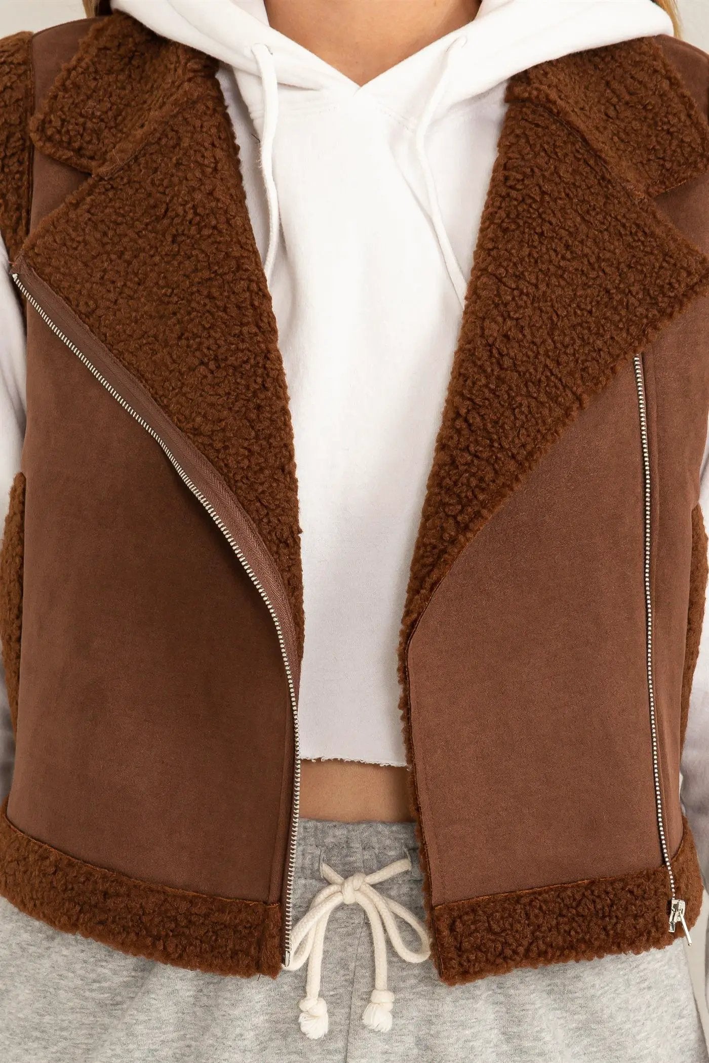 Chaleco Corto de Ante Sintético con Forro Teddy by Yanet Collection