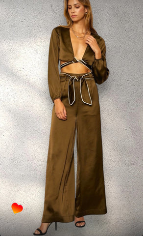 Pantalón tela satin color verde Olivo con cinturón