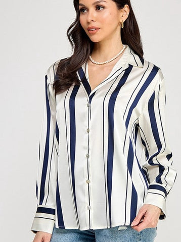 Blusa camisa blanca con rayas azul marino tela satin