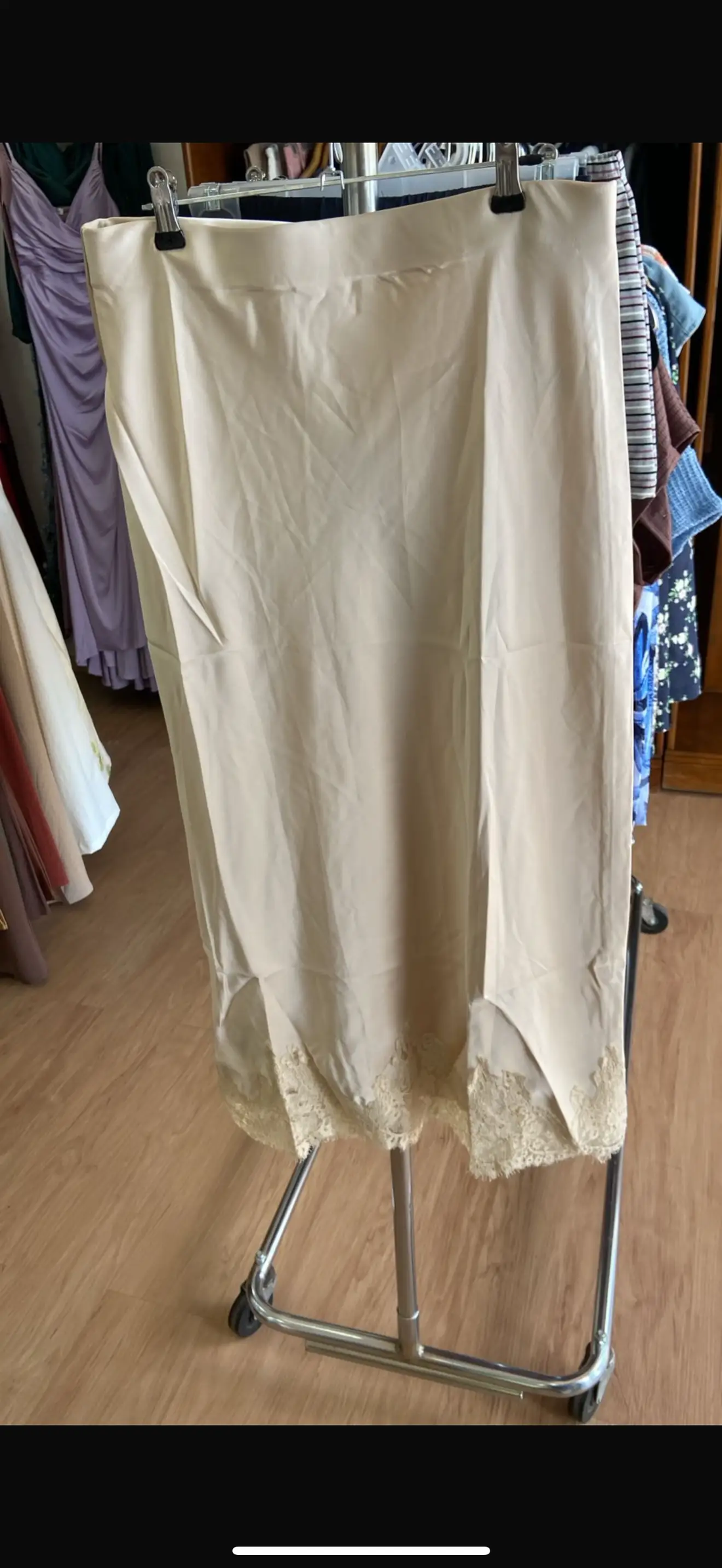 Yanet Collective Falda satin beige con encaje -