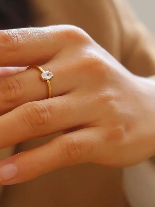 Anillo Cuadrado Delicado Oro 18K Con Circonia Cúbica Acero Inoxidable Edición Exclusiva by Yanet Collective