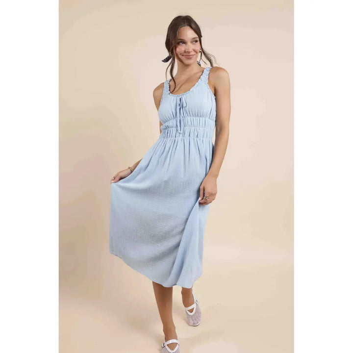 Vestido Azul Cielo Pastel Fluido Con Cintura Definida Y Escote En V Sofisticado by Yanet Collective