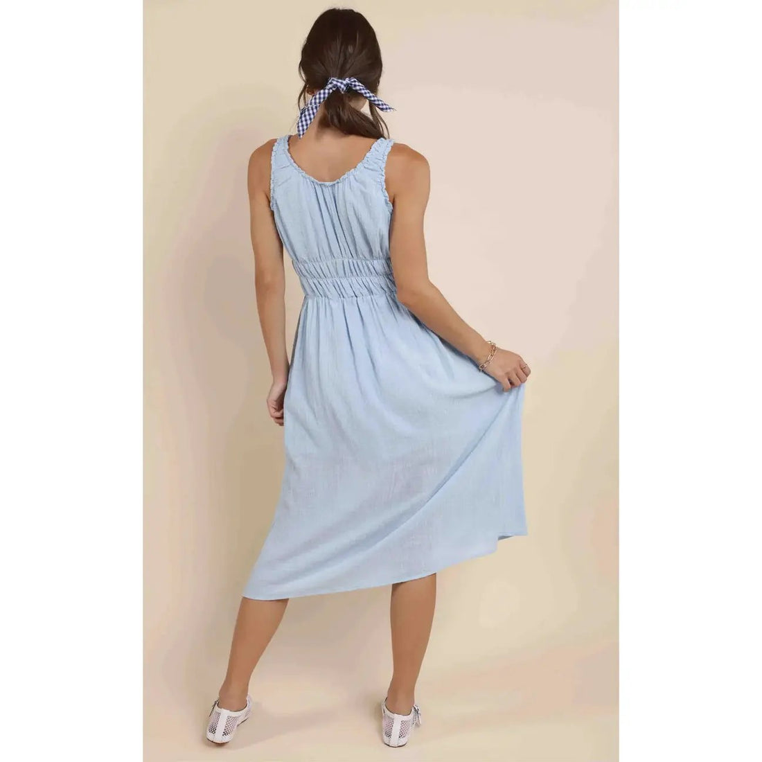 Vestido Azul Cielo Pastel Fluido Con Cintura Definida Y Escote En V Sofisticado by Yanet Collective